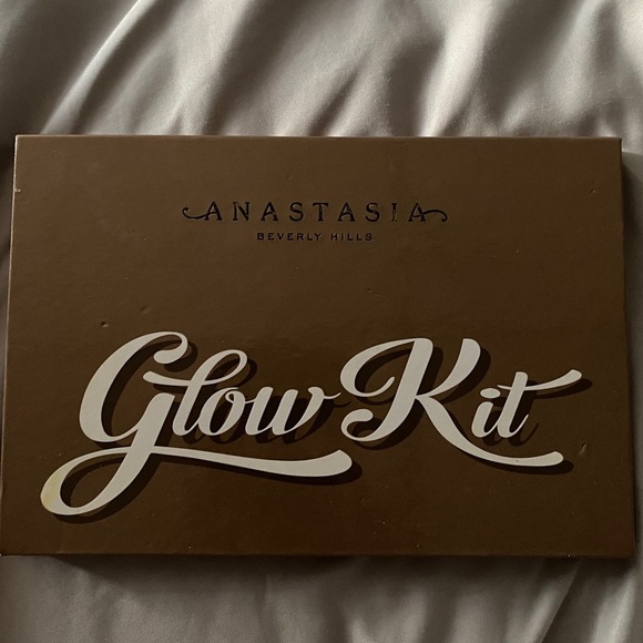 Anastasia Beverly Hills Glow Kit “Ultimate Glow” - Picture 4 of 8